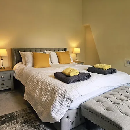 Homebird - Sharrow Retreat
